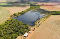 foto-drone-agricultura-em-pivot-irrigada-barragem-com-mata-ciliar-fotao-Amanda-Apolinario-Matos