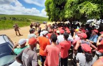 Grupo não cumpriu ordens da polícia para deixar o local — Foto: MST