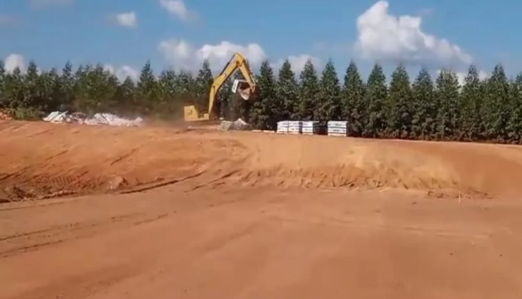 operador de retroescavadeira - destroi fazenda