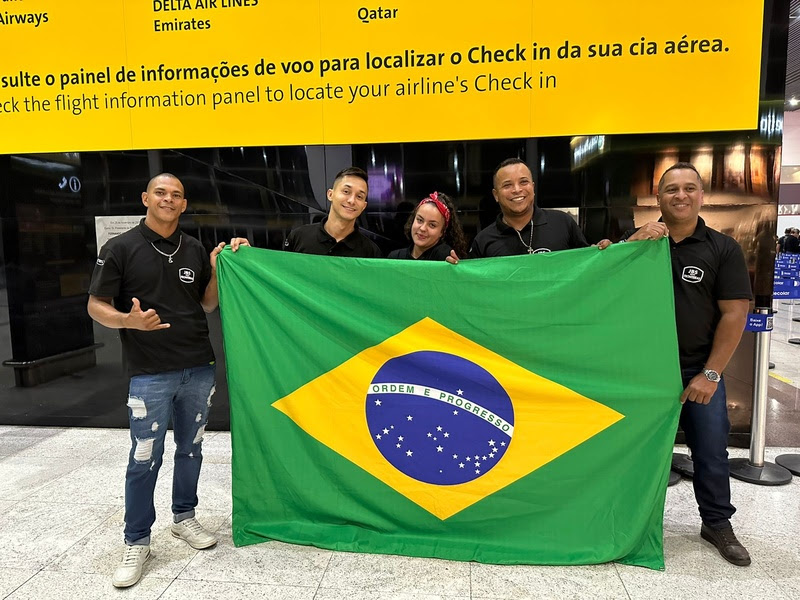 Colaboradores selecionados pelo programa em embarque para a Austrália