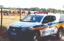 Ladrões trocam tiros em roubo milionário em fazenda