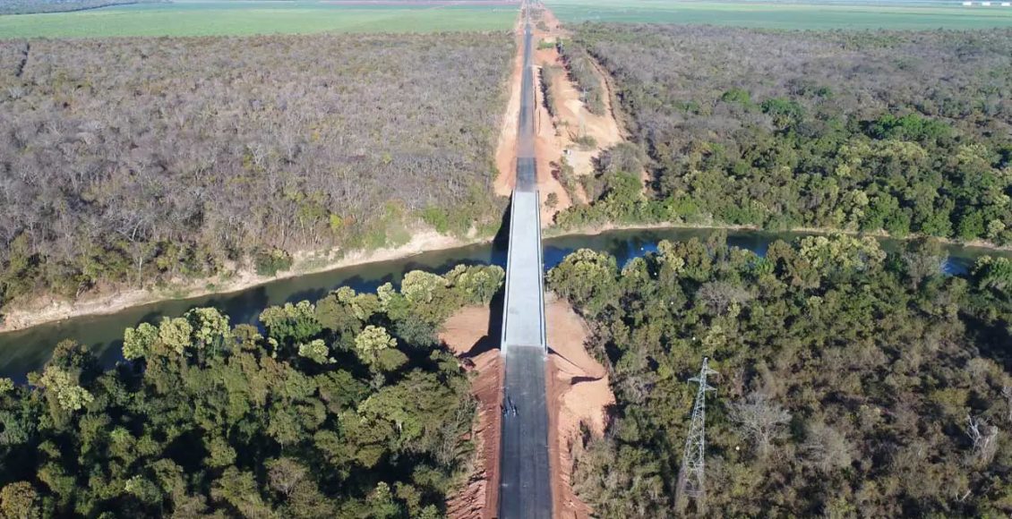 ponte sobre o Rio Paracatu, situada na LMG-680, no Noroeste de Minas Gerais