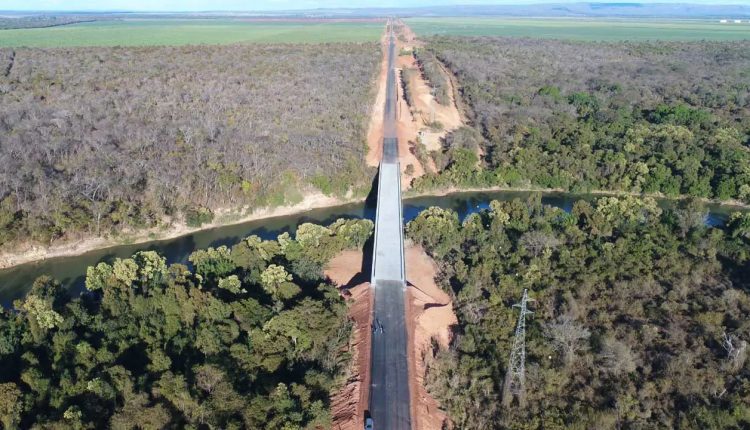 ponte sobre o Rio Paracatu, situada na LMG-680, no Noroeste de Minas Gerais