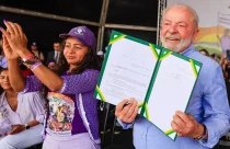 Presidente durante assinatura dos decretos.
