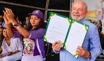 Presidente durante assinatura dos decretos.