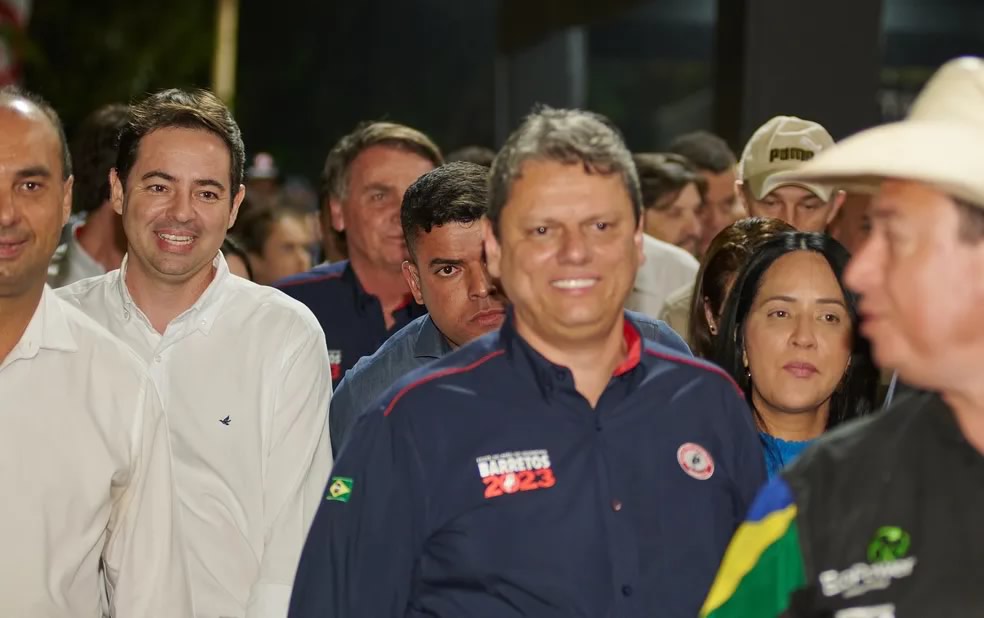 Governador Tarcisio com Bolsonaro ao fundo em Barretos 2023