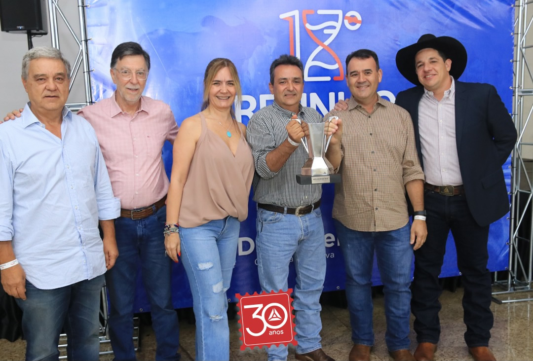 Luiz Borges ao centro com o troféu