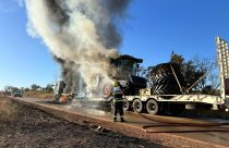 Carreta pega fogo e colheitadeira fica destruída, prejuízo milionário