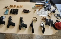 Armas e munições apreendidas após invasão em propriedade rural, em Alto Paraíso de Goiás
