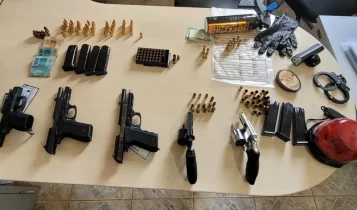 Armas e munições apreendidas após invasão em propriedade rural, em Alto Paraíso de Goiás