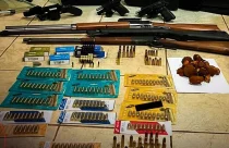 Armas e pedras de fel bovino foram apreendidos em fazendas do funcionário