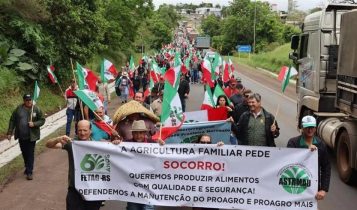 Produtores derramam "leite" em rodovia como forma de protesto aos baixos preços no RS