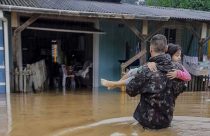 Um ciclone extratropical atingiu o Rio Grande do Sul. Militares do Comando Militar do Sul trabalham ininterruptamente em apoio às equipes do Corpo de Bombeiros/RS e da Prefeitura local no resgate de milhares de famílias ilhadas em suas casas na cidade de Esteio. Foto: Exército Brasileiro/Twitter