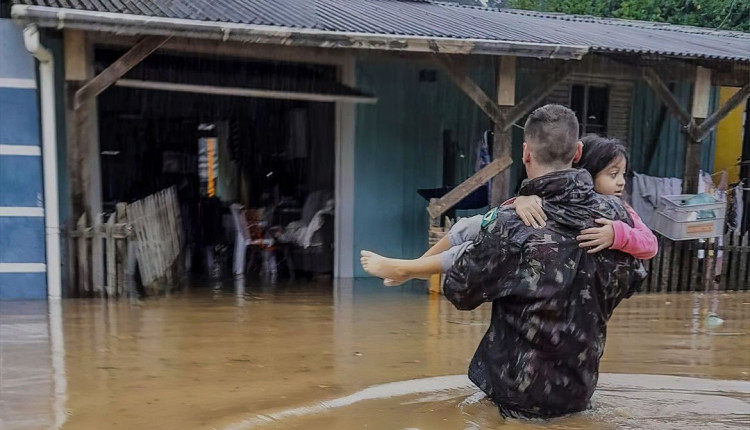 Um ciclone extratropical atingiu o Rio Grande do Sul. Militares do Comando Militar do Sul trabalham ininterruptamente em apoio às equipes do Corpo de Bombeiros/RS e da Prefeitura local no resgate de milhares de famílias ilhadas em suas casas na cidade de Esteio. Foto: Exército Brasileiro/Twitter