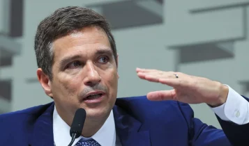 Campos Neto defende meta fiscal do governo e diz que juro dos EUA pode afetar fluxos para o Brasil à frente