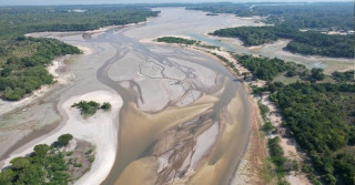 Seca se intensifica e rio Negro registra novo recorde negativo de nível da água