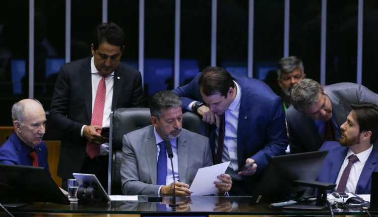 Câmara dos Deputados aprovou nesta quarta-feira (25) o projeto de lei de taxação dos super-ricos. Câmara dos Deputados aprovou nesta quarta-feira (25) o projeto de lei de taxação dos super-ricos.