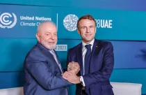 Impasse comercial entre França e Mercosul intensifica-se no agronegócio, com protestos na Europa e respostas firmes do Brasil. Presidente francês, Macron reforça que não assinará acordo com Mercosul e reitera apoio ao Carrefour.