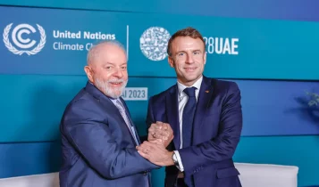 Impasse comercial entre França e Mercosul intensifica-se no agronegócio, com protestos na Europa e respostas firmes do Brasil. Presidente francês, Macron reforça que não assinará acordo com Mercosul e reitera apoio ao Carrefour.