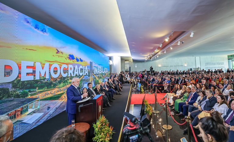 Em Brasília, ministro Carlos Fávaro participa de ato em favor da democracia