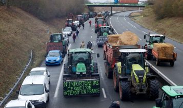 Agricultores franceses bloqueiam estradas e pedem ajuda contra regulamentações e custos