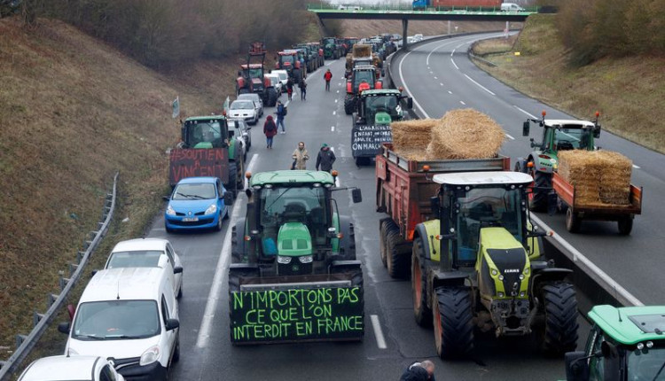 Agricultores franceses bloqueiam estradas e pedem ajuda contra regulamentações e custos