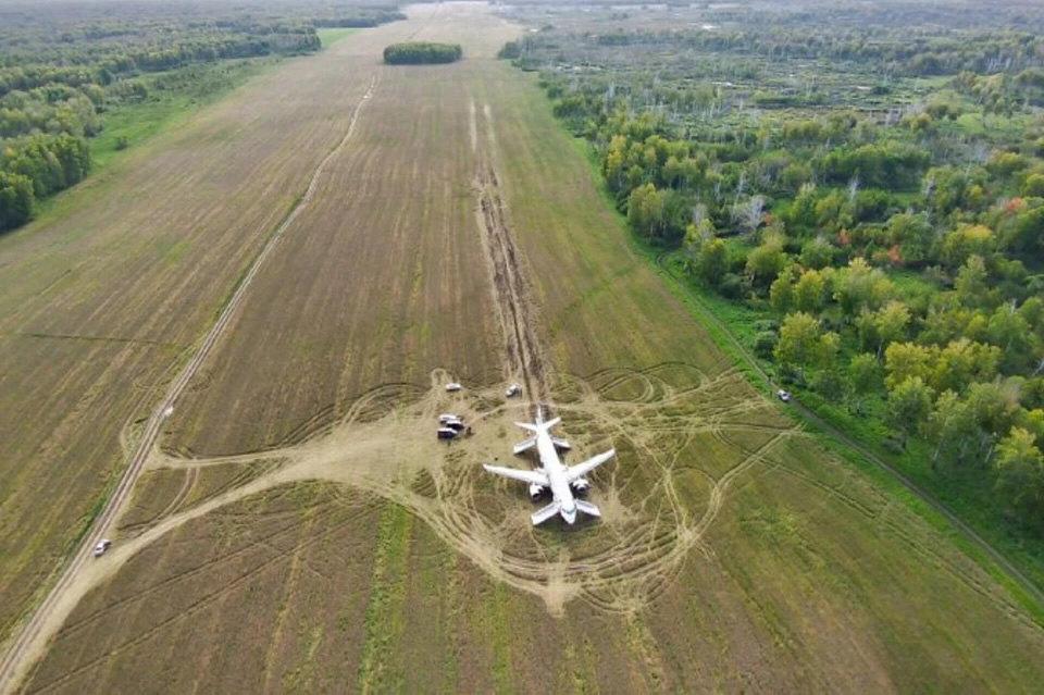 aviao da ural airlines - em lavoura de fazenda