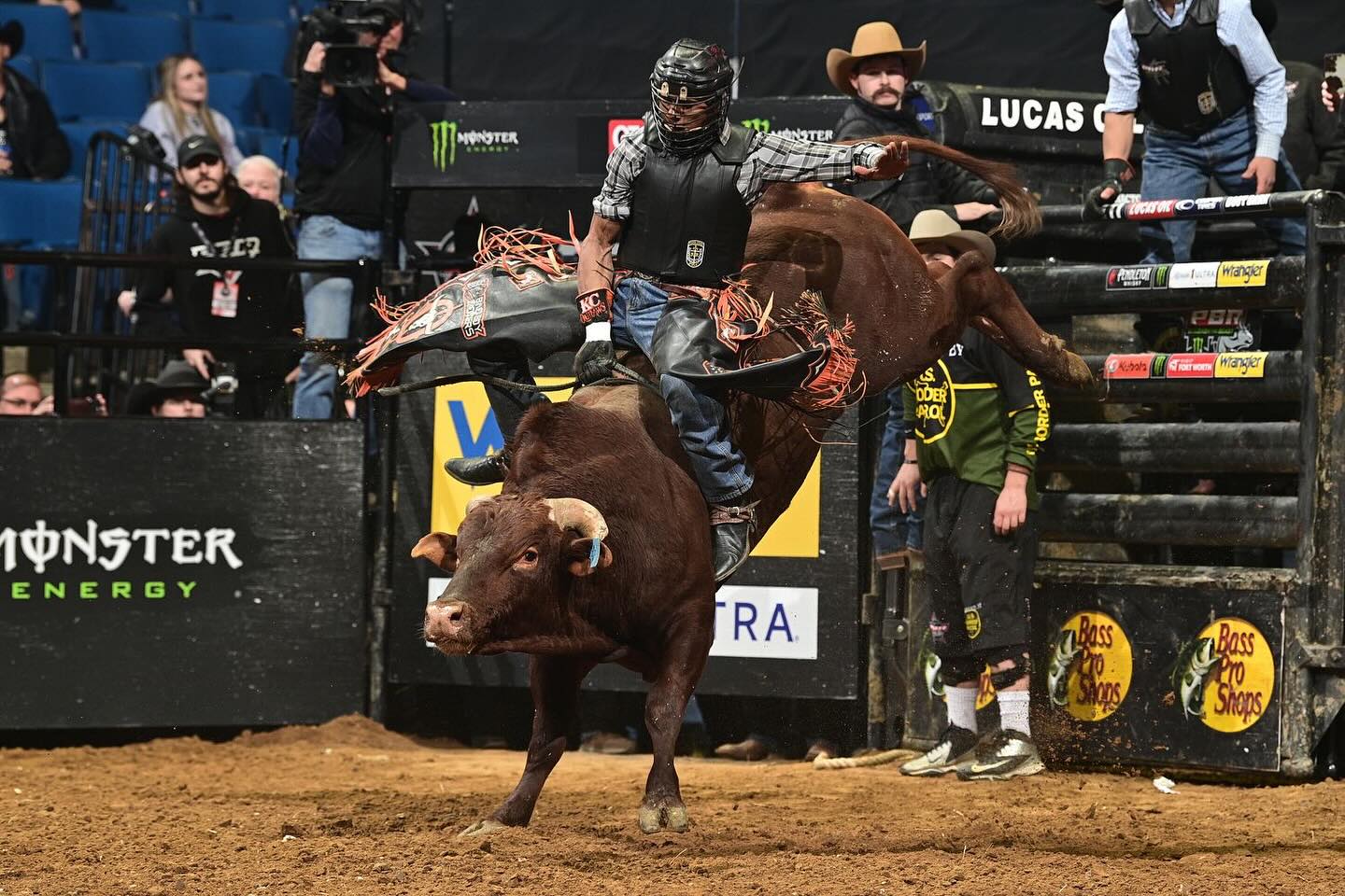 montaria incrível do Cassio Dias - Profissional Bull Rider