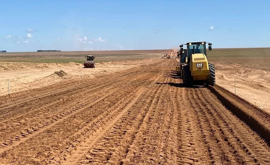 Agricultores do Oeste baiano asfaltam rodovias com recursos próprios