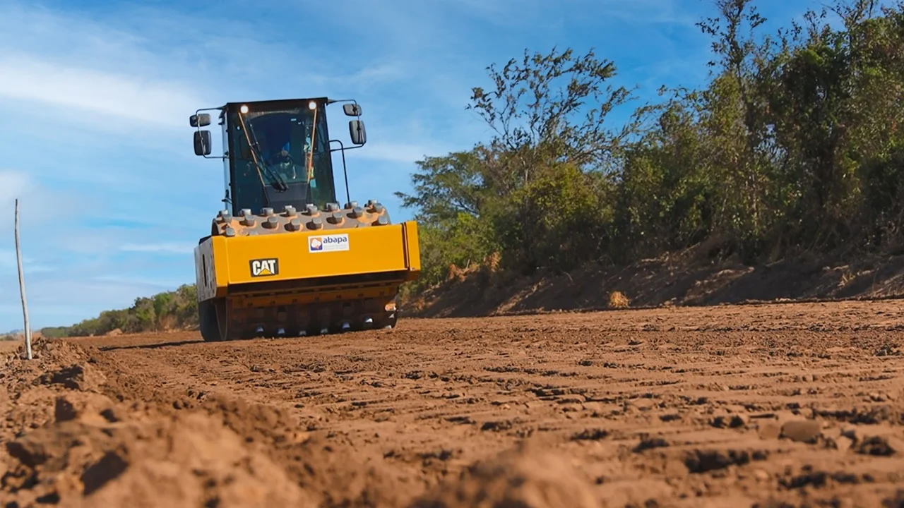 Agricultores do Oeste baiano asfaltam rodovias com recursos próprios