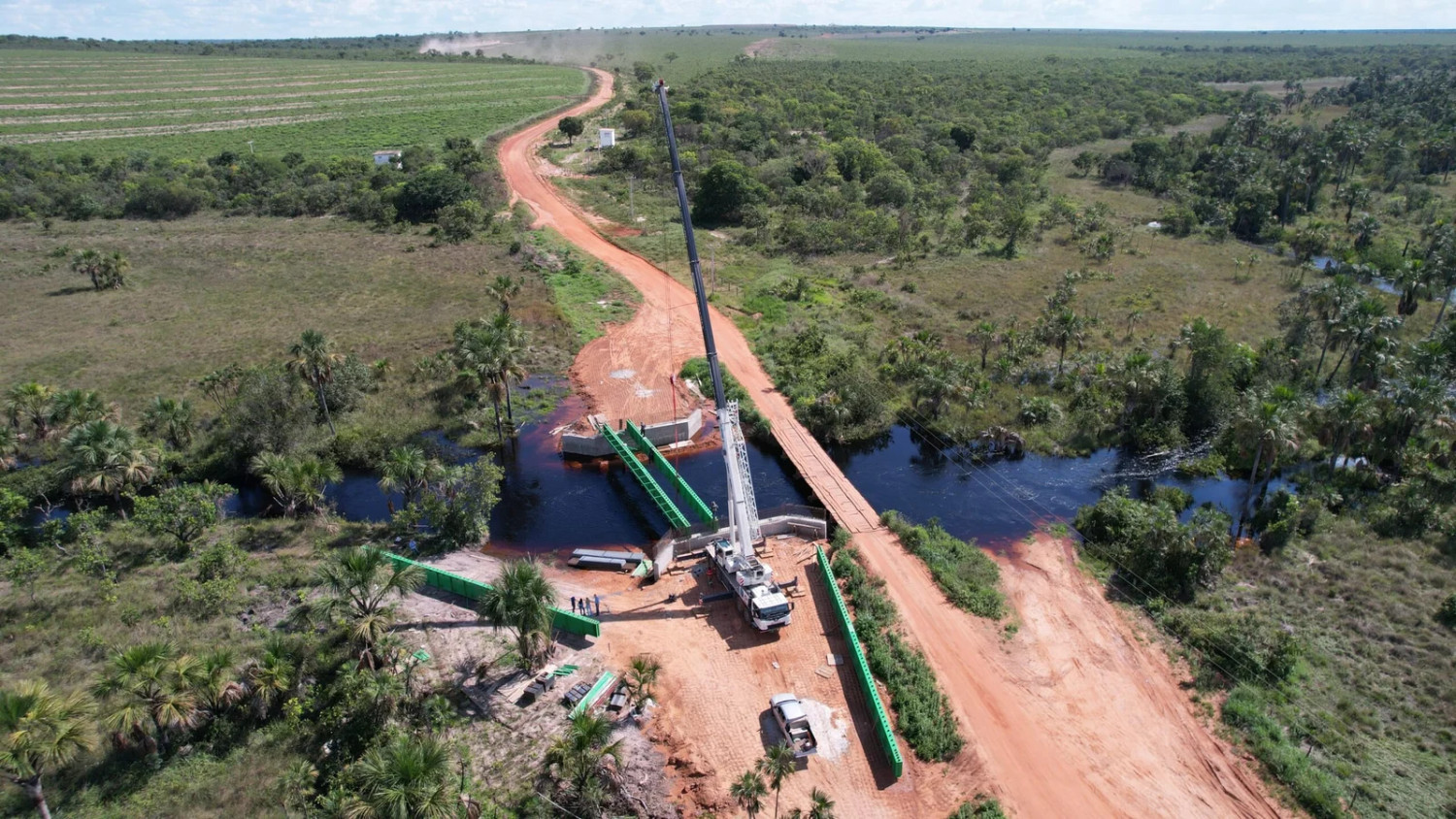 Agricultores do Oeste baiano asfaltam rodovias com recursos próprios - ponte zona rural