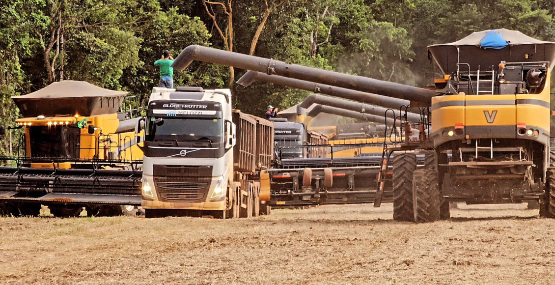 Colheita de soja no mato grosso - valtra - caminhao - fotao top