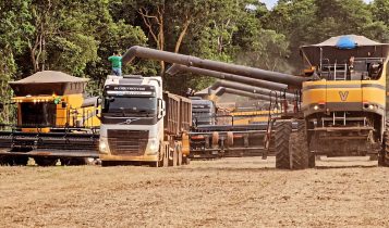 Colheita de soja no mato grosso - valtra - caminhao - fotao top