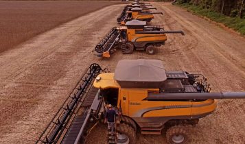 Colheita de soja no mato grosso - valtra - fotao top 1