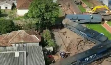 trem bate em caminhão