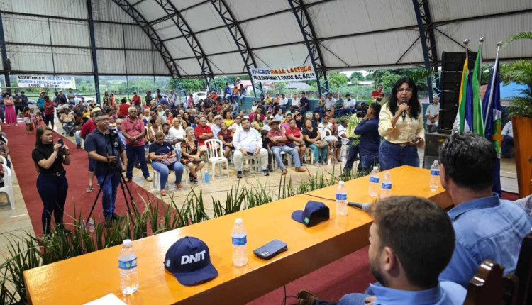 Fávaro entrega títulos de propriedade em assentamento de Cáceres