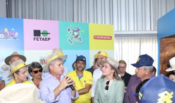 Autoridades com o ministro Paulo Teixeira, nesta segunda, no Show Rural