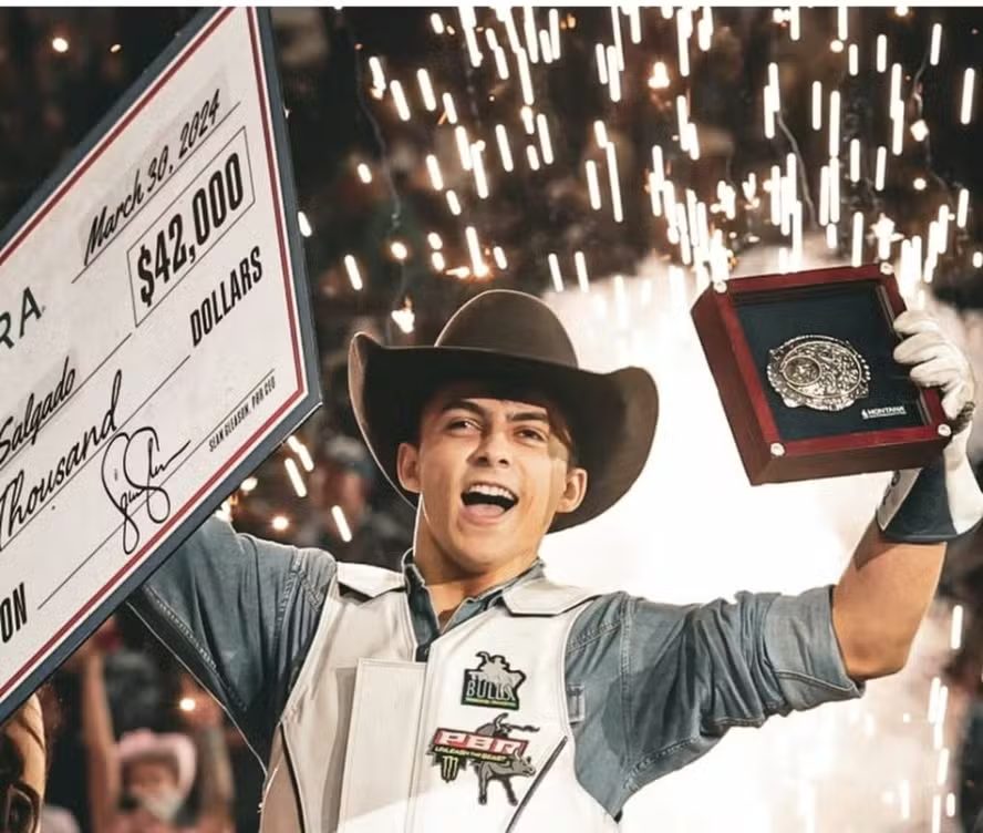 Peão brasileiro de 21 anos alcança sua primeira vitória na elite da PBR