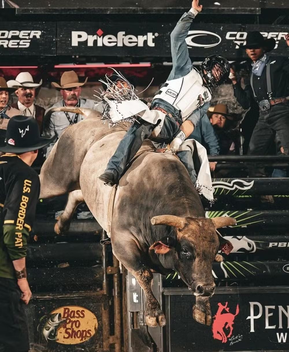 Peão brasileiro de 21 anos alcança sua primeira vitória na elite da PBR