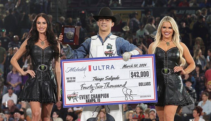 Peão brasileiro de 21 anos alcança sua primeira vitória na elite da PBR