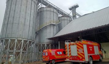 jovens são soterrados por silo