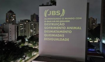 ASSEMBLEIA DA JBS: Proteção Animal Mundial projeta imagens de protesto contra a empresa em São Paulo