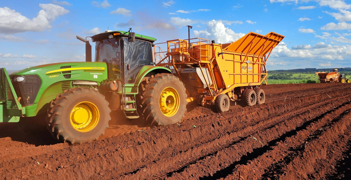 trator john deere plantando cana de acucar - plantio mecanizado