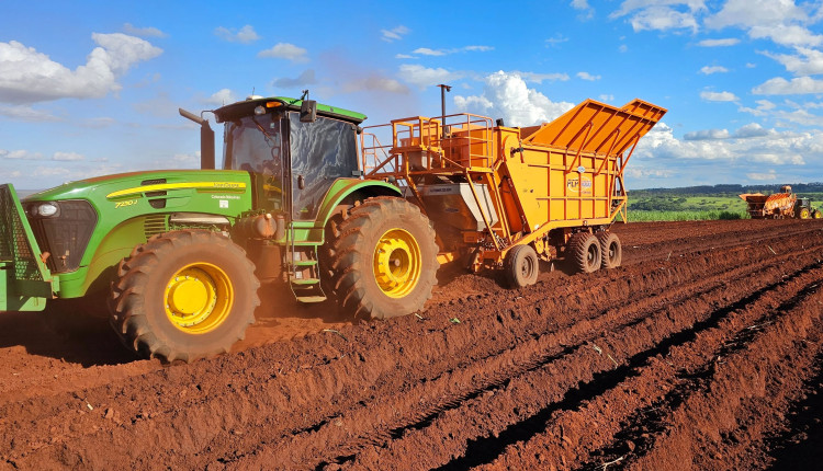 trator john deere plantando cana de acucar - plantio mecanizado