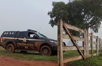 viatura da policia civil do mato grosso em frente a porteira da fazenda