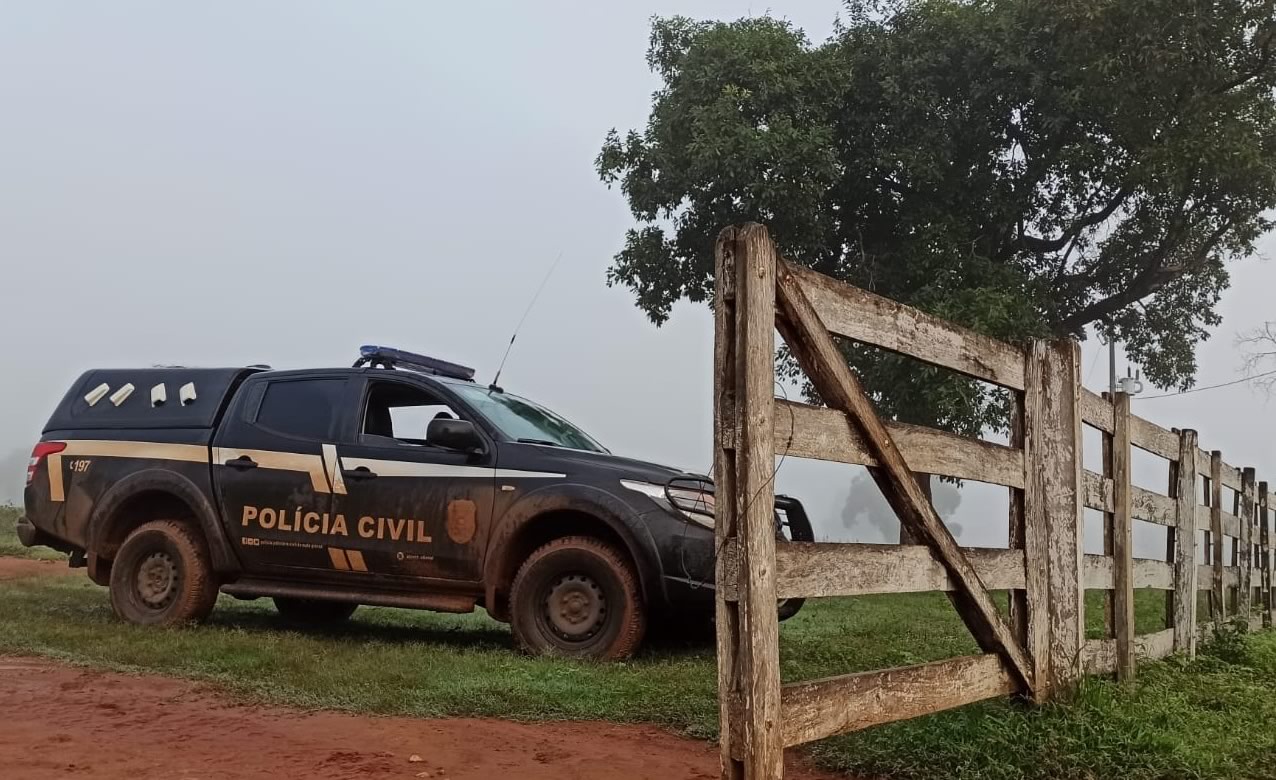 viatura da policia civil do mato grosso em frente a porteira da fazenda