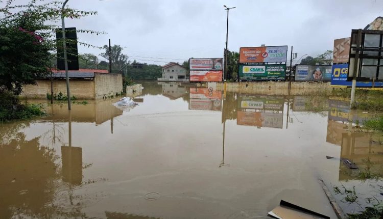 Chuvas em Santa Catarina obrigam 925 pessoas a abandonar casas