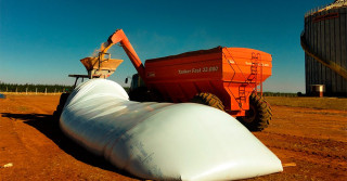 O silo-bolsa permite aos agricultores estocar suas colheitas de maneira segura e negociar os produtos gradualmente durante o ano, conforme as condições de mercado se mostrem favoráveis.