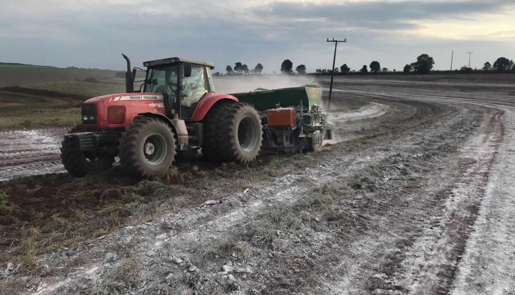 Aplicacao de calcario para correcao de solo em Sarandi - Rio grande do sul