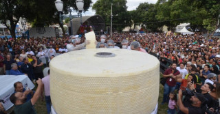 Cidade mineira bate recorde de maior queijo do mundo